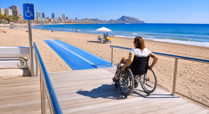 Persona con movilidad reducida en una playa adaptada de Alicante